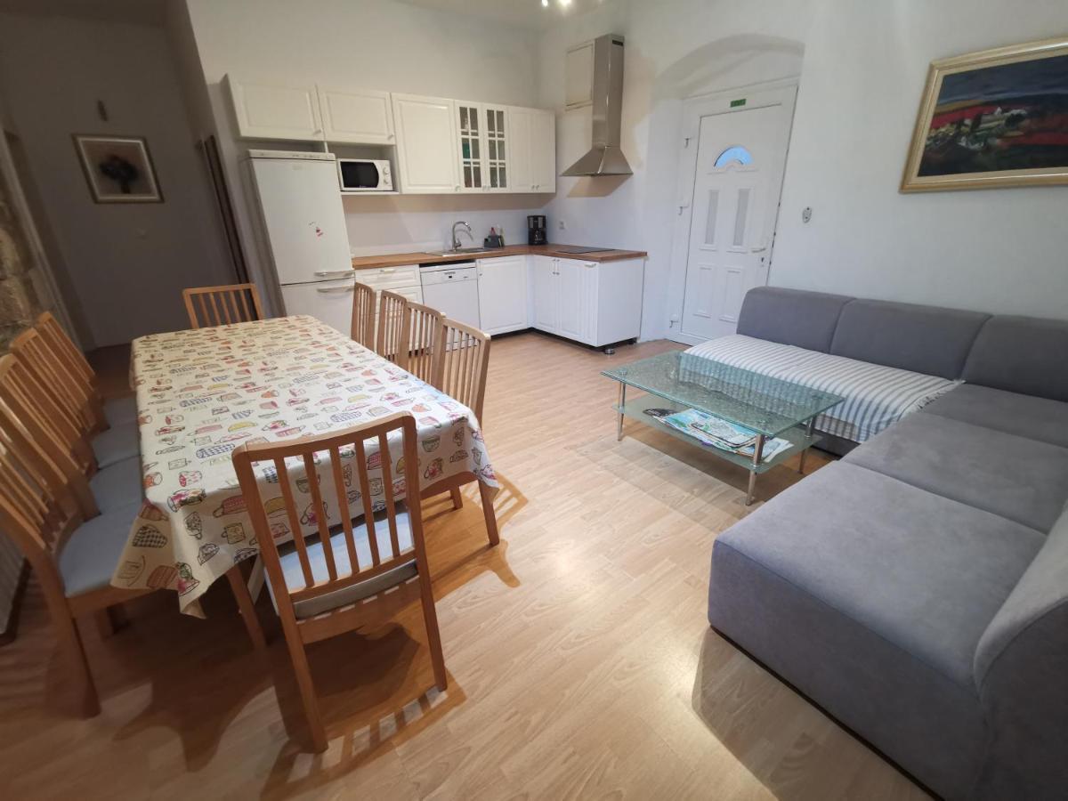 Spacious 140M2 Downtown 3 Bedroom Apartment Split Eksteriør bilde